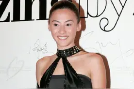 张柏芝真大胆，一把年纪挑战“露胃裙”还不够，一长串脐钉更抢镜图片