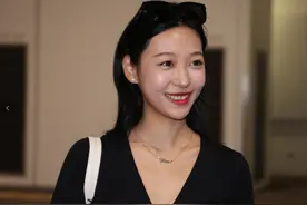 港姐二轮面试，翻版吴谨言朴信惠抢镜，佳丽大包小包像刚逛完超市图片