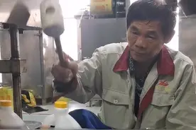 江苏一大爷酒厂拿锤悠哉砸瓶盖，解压不累一个月赚5000，网友慕了图片