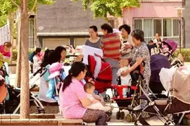 1岁宝宝不睡觉，奶奶让孙子含自己"胸部"入睡图片