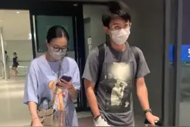 35岁吴敏霞挺孕肚现身，小腹隆起四肢仍纤细，CEO老公行为引争议图片