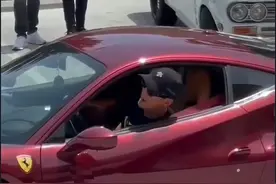 吴彦祖驾驶百万豪车现身，振臂高呼反抗亚裔仇恨，却引发炫富质疑图片