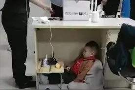 “懂事宝宝”火了，安静的坐在桌底陪妈妈上班，乖巧得让人心疼图片