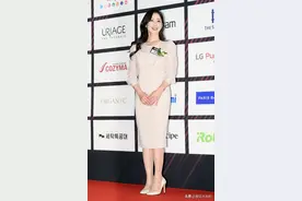 白色长裙搭配披肩长发，韩女星金夏荣展现魅力做时尚心机girl图片