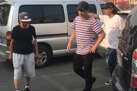 陈小春现身海南文昌，为人低调还礼让电动车，完全不像大明星图片