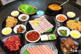 吃烤肉时，服务员总问你“要不要换纸”，实际上这是一种暗示图片