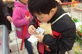 儿子买1袋盐花了50元，妈妈怀疑超市坑人，收银员：不信看监控图片