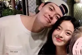 网曝华谊千金王文也男友正面照，两人穿情侣装头靠头好甜图片