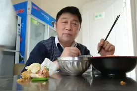 一个人喝酒图片