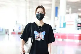 刘雯仗着是模特穿衣真任性，长款T恤搭及踝印花裙，一般人不敢试图片