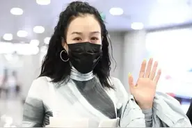 钟丽缇时尚让人难懂，“内衣”穿在高领衫外，老公表情一言难尽图片