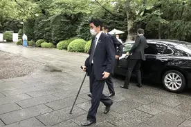 日本防相跑去靖国神社拜鬼，是可忍孰不可忍？解放军正式亮明态度图片
