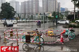 西安含元路路面出现凹陷10多天 几乎每天都有小车被剐蹭图片
