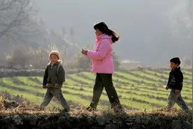 缅甸姑娘嫁中国穷小伙，不要彩礼住深山挖草药生俩儿子，过成啥样图片