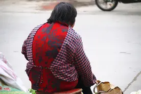 50岁左右的女性，稍微一动就出汗，脸红心慌，是怎么回事？图片