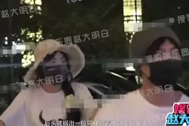 张含韵新恋情曝光，恋上小4岁男星！两人甜蜜约会牵手散步回酒店图片