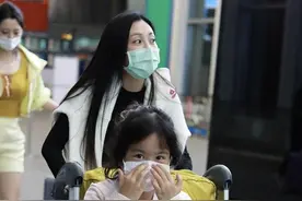 包贝尔女儿"饺子"现身机场，咧嘴卖萌搞怪，身高猛长变化大图片