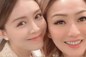 郑秀文晒与文咏珊亲密贴面自拍 妆容精致颜值靓图片