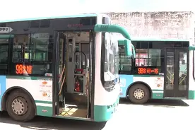 发现了吗？昆明5582辆公交车，都新装了这道门图片