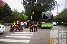 30多人报团去关山牧场游玩 还没出发行程就泡了汤 原是大巴手续不全图片