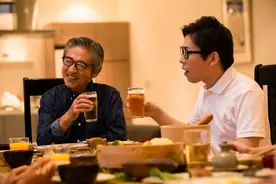 吃饭偶遇领导时，要不要替领导买单？看看高情商是怎么做的图片