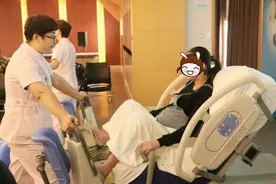 25岁孕妈怀上双胞胎，生完哭喊肚子疼，医生检查后称太意外图片