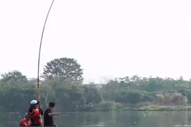 邓刚钓获百斤大青鱼引发争议，钓友质疑的不是鱼，而是大师图片