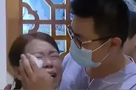 错换人生28年为啥许妈哭得悲切，因儿让妈不满意，心酸委屈久压抑图片