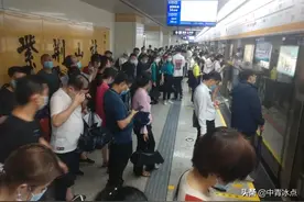 生死五号线：浑水“像河一样往上涌”，乘客轮流举起陌生人的小孩图片