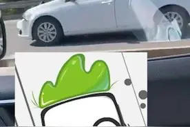 神操作！女子打开引擎盖淡定开车 网友：盲开吗？图片