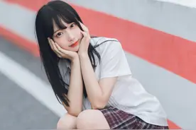 JK制服白色上衣搭配百褶裙，清纯又有活力图片