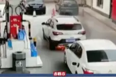汽车加油站自燃 女加油员极速“扫射”15秒灭火图片