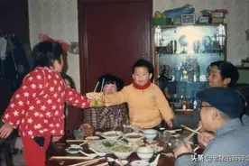 看看30年前的年夜饭，回忆满满，不知不觉我们都老了图片