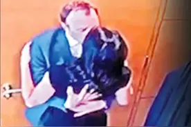 英42岁卫生大臣热吻富婆助手，外遇实锤却嘴硬，“违反社交距离”图片