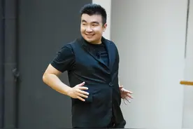 王晨艺教何雯娜老公跳舞 梁超认真练习舞蹈范十足图片