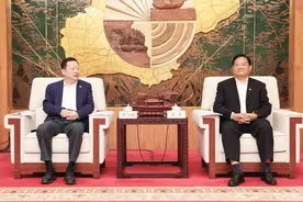 周乃翔与嘉兴市委书记张兵会谈，瞻仰南湖红船，并调研嘉兴火车站区域提升改造项目图片