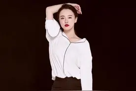 冉莹颖真正的“大号水蜜桃”，紧身上衣高腰牛仔裤，身材真有料图片