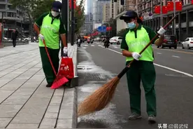 我和国旗合个影 “大家满意了，我就很满足”图片