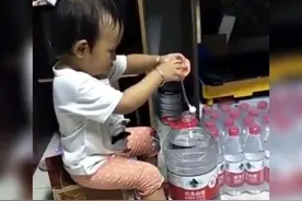 “自力更生”宝宝喝水走红，自己想出奇招，网友：还不如孩子聪明图片