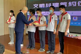 虹口实验学校与宝隆集团开展共建，还获得了儿童节礼物图片