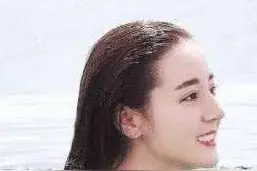 看了关晓彤的泳衣照，再看热巴的，怪不得鹿晗喜欢关晓彤图片