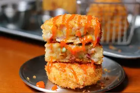 2个土豆1个鸡蛋，拌一拌，炸一炸，10分钟做完早餐，酥香绵软图片