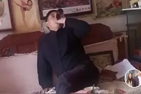 大衣哥独自宅家喝闷酒，直言家家有本难念的经，被疑与儿媳有关图片