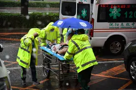 他们顾不上打伞一路奔跑：“只要患者不遭罪，我们湿透无所谓”图片