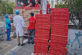 京东5.12护士节送礼物引热议，网友：她们的笑好治愈图片