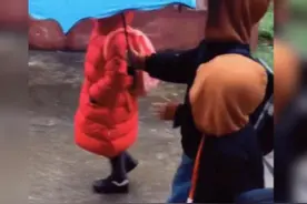 哥哥给女孩打伞却忘了弟弟，弟弟淋成落汤鸡，网友：兄弟如衣服图片
