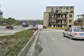 江苏“倔强”钉子户，立于马路中央，坚守4年凌晨被拆图片