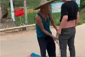 小伙扶起摔倒老人反被讹，拽腰带不让走，广西横州警方：已对老人作出警告和批评教育图片
