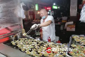 烤生蚝月入上万元！晋江“光头强”带领全家人“夜间练摊”......图片