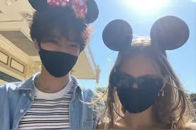 张智霖15岁儿子晒出游照，与金发美女同游迪士尼，贴身合影引热议图片
